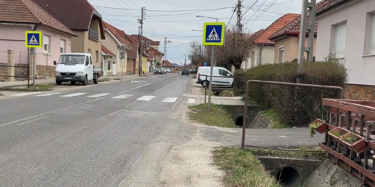 Árokfedéssel parkolókat és áthelyezett buszmegállót kap a Szabadság utca