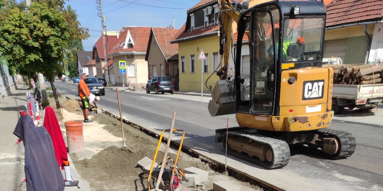 Szabadság utcai beruházás - már a páros oldalon zajlik a munka