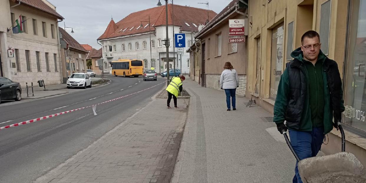 Megtisztították a járdákat és parkolókat a Fő utca páratlan oldalán - képekkel