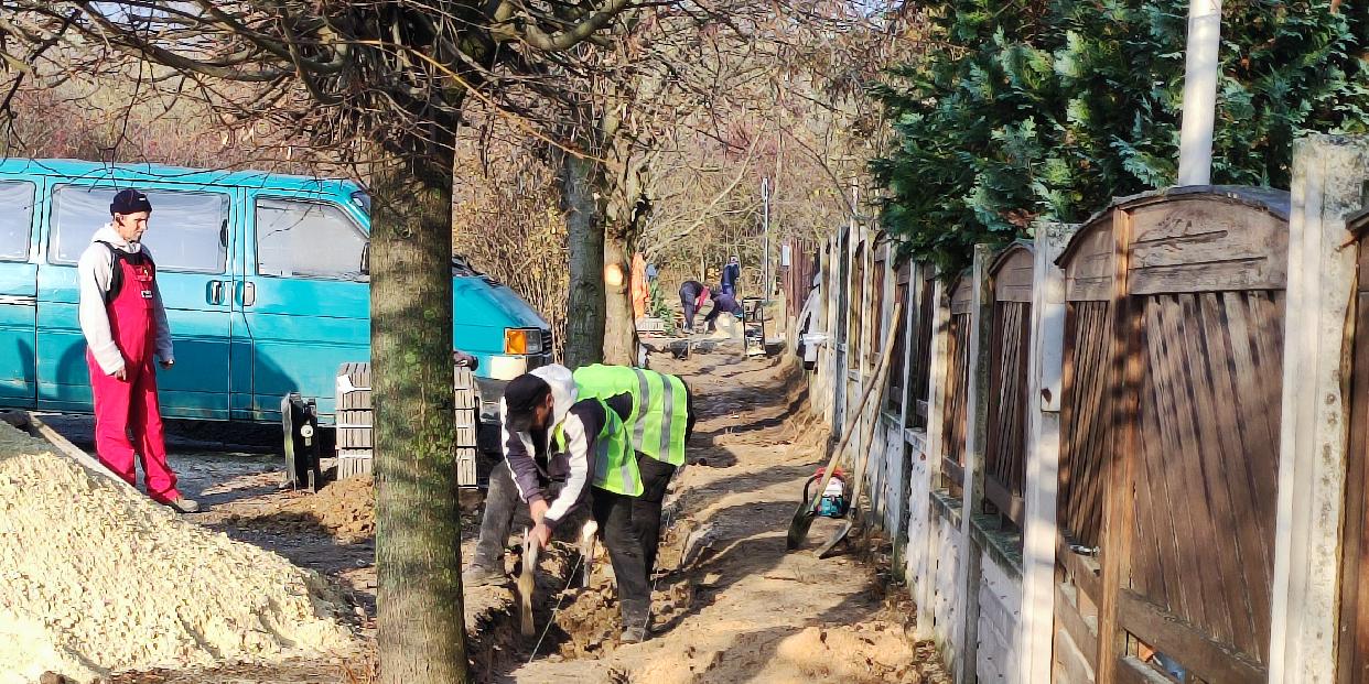 Elkezdődött a járdaépítés a Szabadság utcában