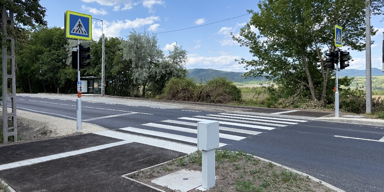 Hivatalosan is átadták a két új gyalogátkelőhelyet a 10-es úton
