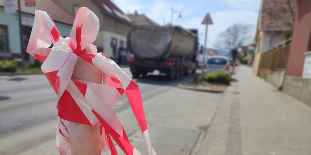 Zárva a parkolók a Fő utca páratlan oldalán takarítás miatt