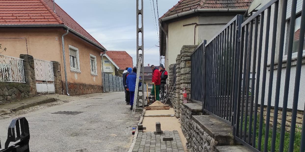 Elkezdődött a járdaépítés szerdán az Iskola közben