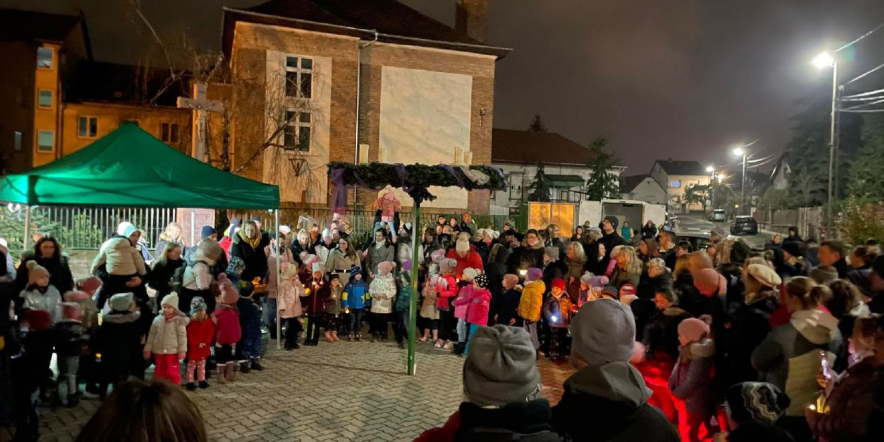 Fellobbant az első gyertya a város adventi koszorúján