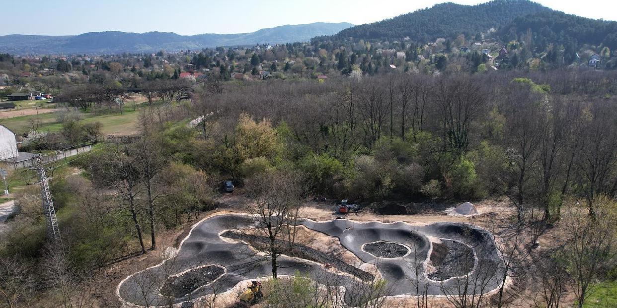 Már aszfalt borítja a vörösvári pumptrack pálya dombjait