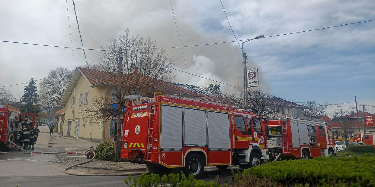 Lángokban állt a Fő utcai épület 