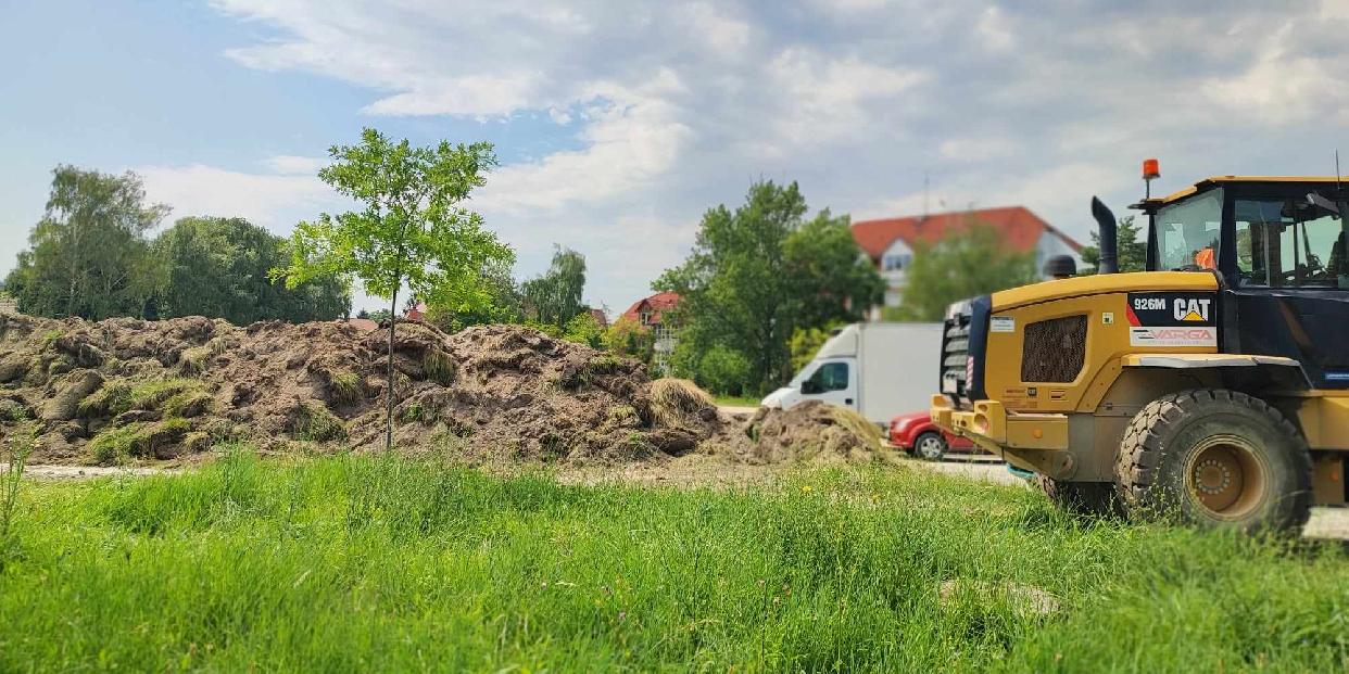 Már dolgoznak a munkagépek a Búcsú téren