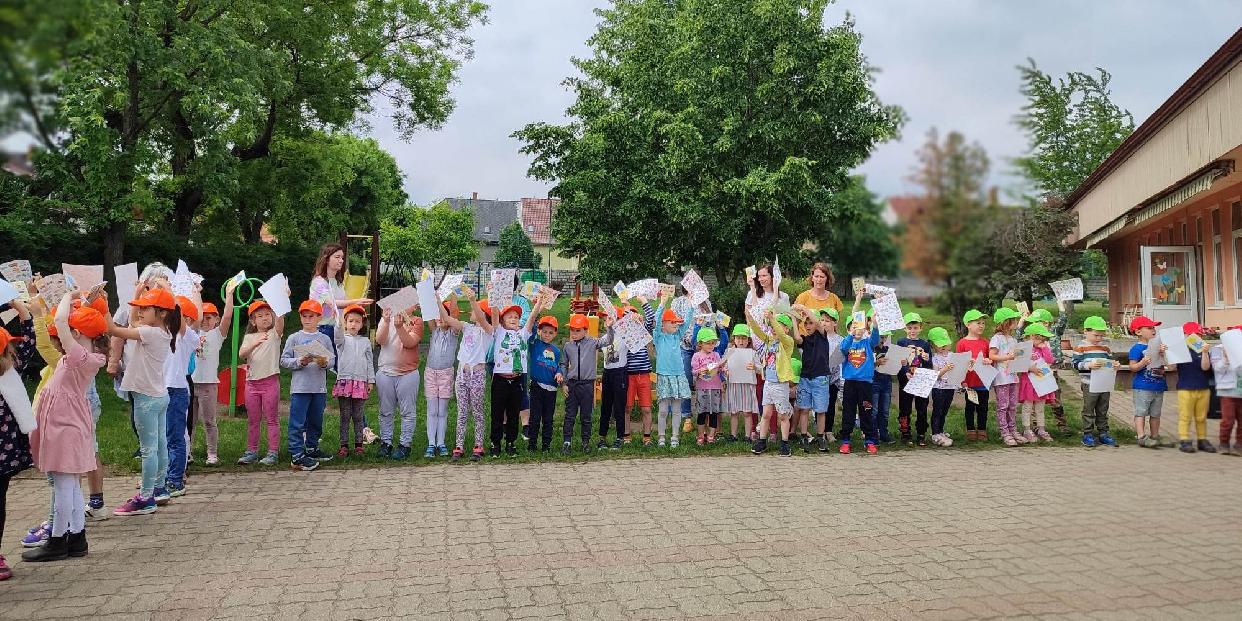 Matricát, gyűjtőfüzetet és fagyikupont kaptak a vörösvári gyerekek - képekkel