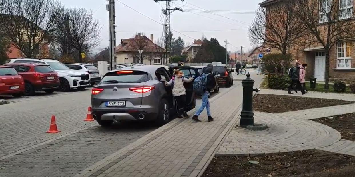 Jól vizsgázott a „Kuss und Tschüss” parkolási rendszer a Vásár téri iskola előtt