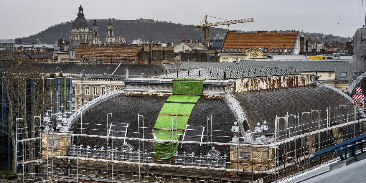 A szeptemberi tanévkezdésre birtokba vehetik az utasok a Nyugati pályaudvar felújított vágánycsarnokát