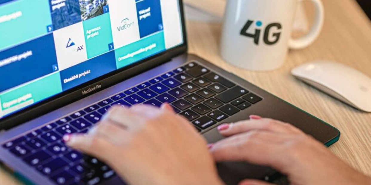 Laptopokra és képzésekre pályázhatnak iskolák a 4iG Alapítvány programjában