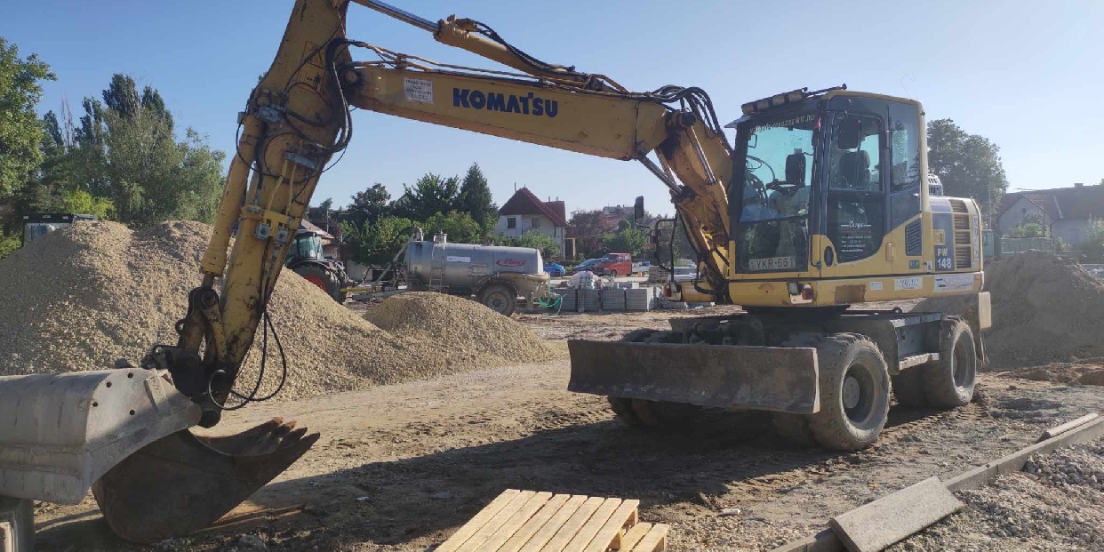 Épül a parkoló, a sétány, zajlik a tereprendezés a Búcsú téren