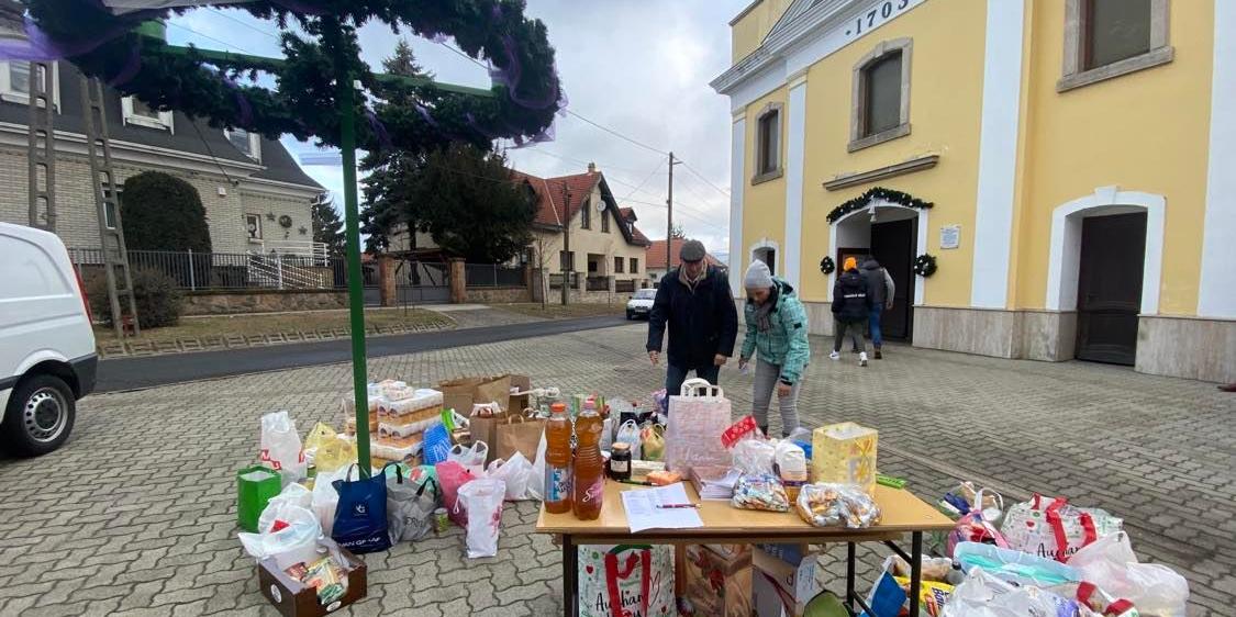 Összefogott Vörösvár: folyamatosan érkeztek az élelmiszeradományok a Templom térre