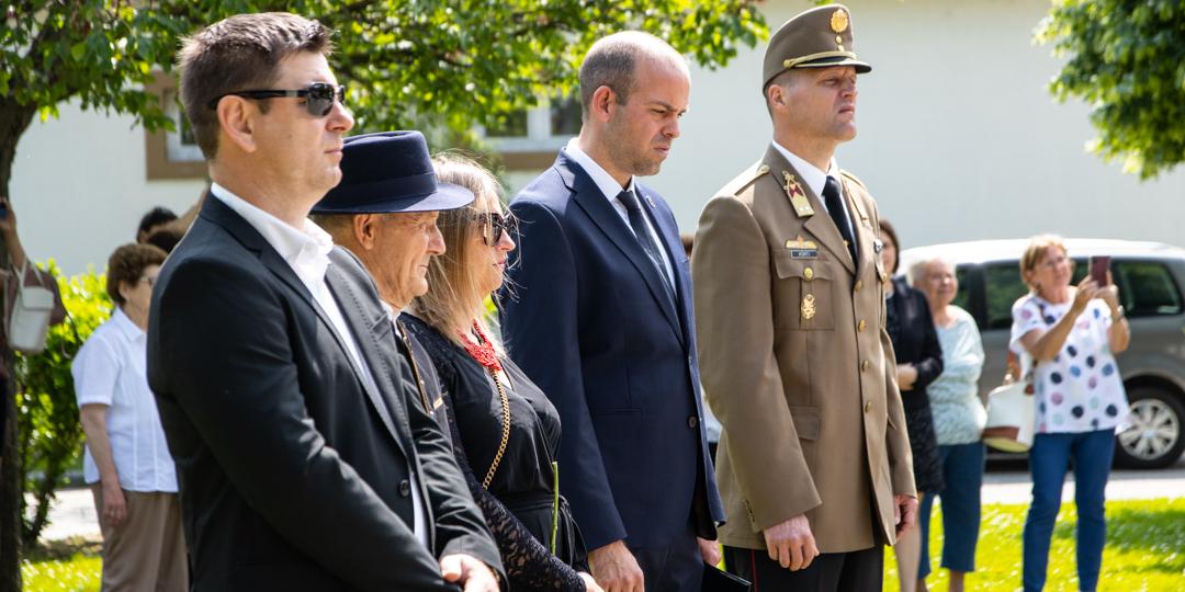 Koszorúzás a magyar hősök emlékünnepén Pilisvörösváron - galéria