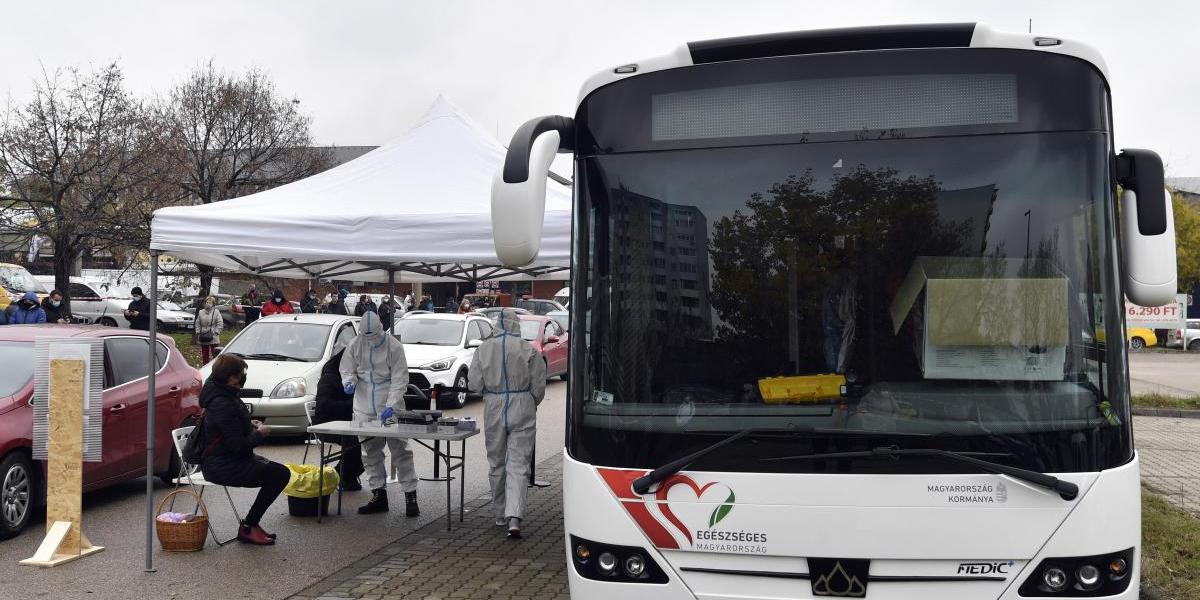 Covid-19 vizsgálatot végző szűrőbusz érkezik Pilisvörösvárra