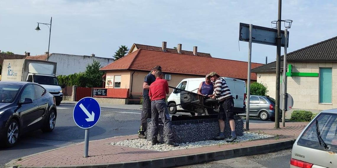 Gabion ágyás épül a Fő utca és a Csobánkai út találkozásánál - fotókkal