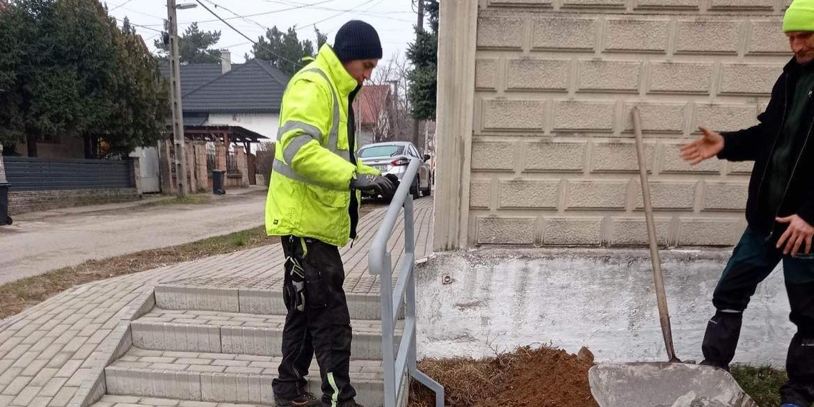 Korlát készült a Petőfi Sándor utcában