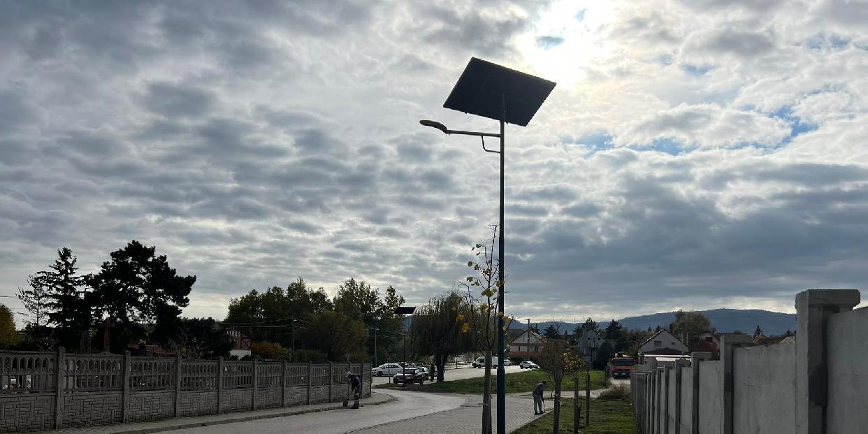 Napelemes lámpákat kapott a temető hátsó parkolója