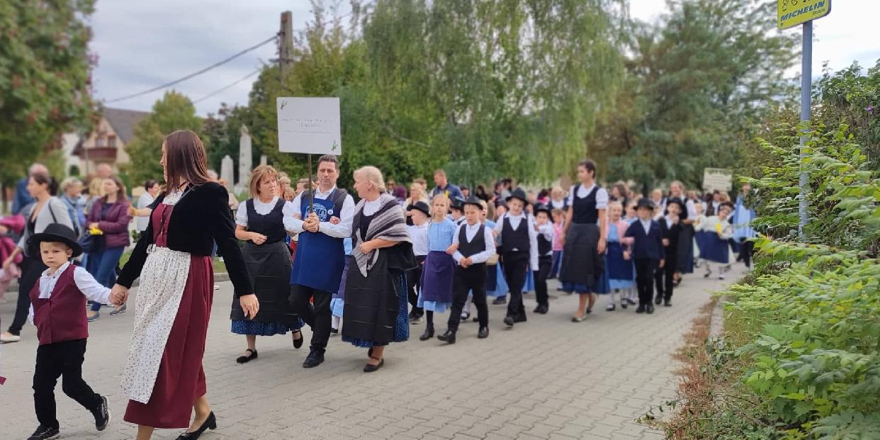 Jó hangulat, színes forgatag az idei szüreti felvonuláson