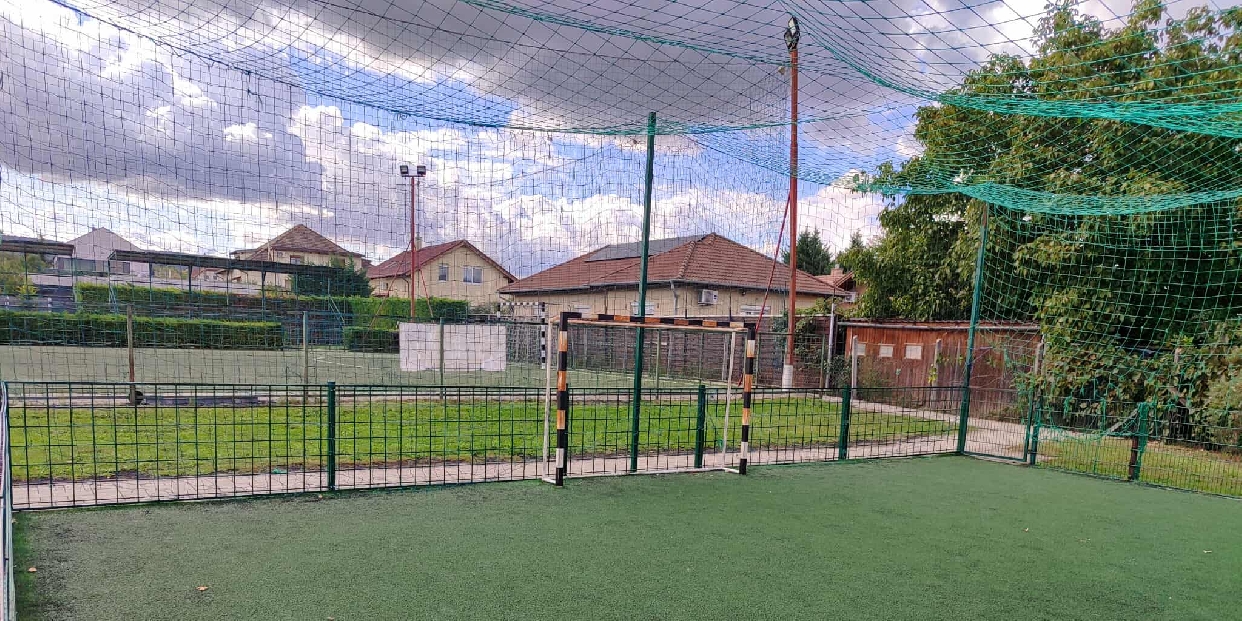 Új kerítés a műfüves focipályán – saját erőből