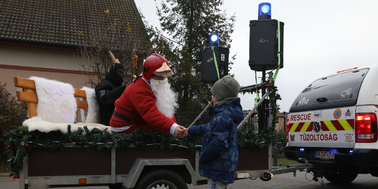 Zenélő tűzoltóautón érkezik a Mikulás a városba szombaton