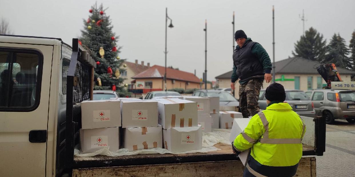 Jótékonysági élelmiszergyűjtés – a Vöröskereszt 24 doboz élelmiszeradománnyal segíti az akciót