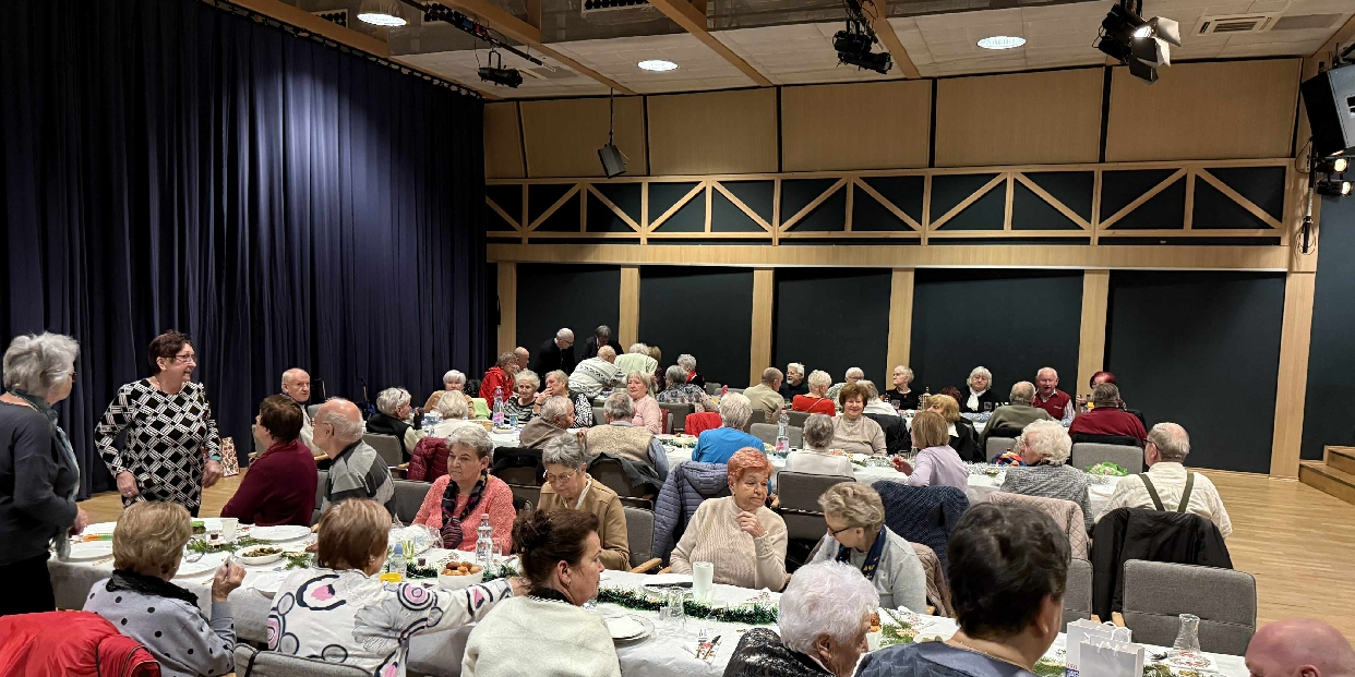 Karácsonyi összejövetelt tartott a Mozdulj Közösen Baráti Kör a Művészetek Házában