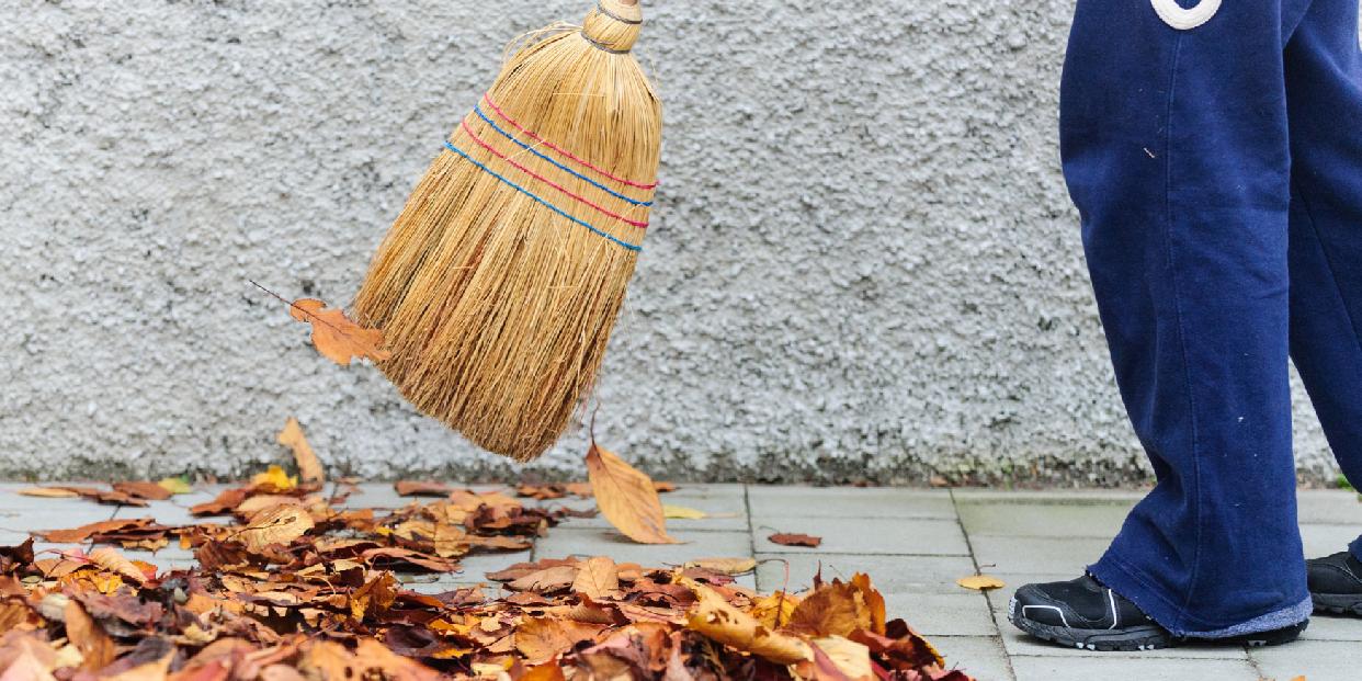 Takarítsa le a járdát háza előtt, nehogy baleset történjen