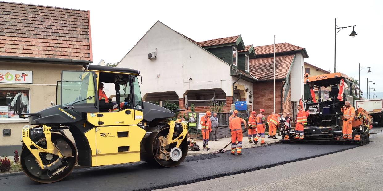 Egy éve kezdődött a 10-es út felújítása