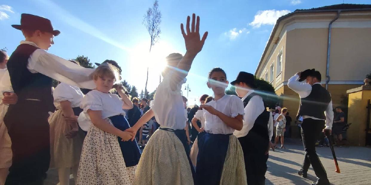 Májusfabontás zenével, tánccal és finom falatokkal 