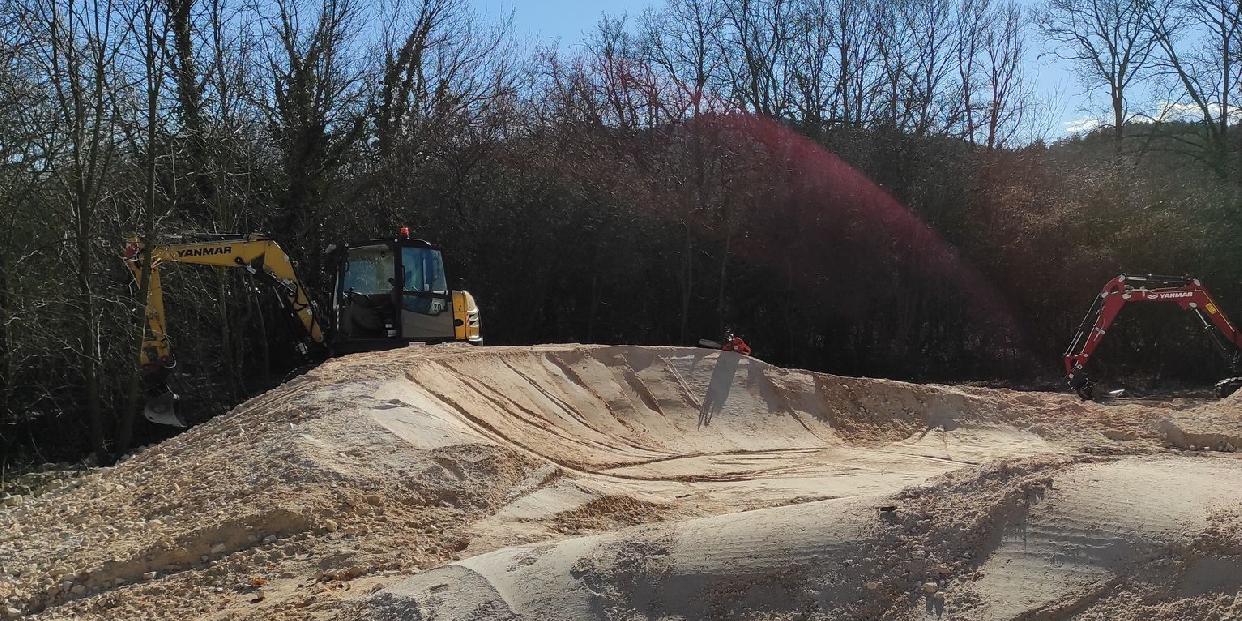 Látványos fázisához érkezett a pumptrack pálya építése