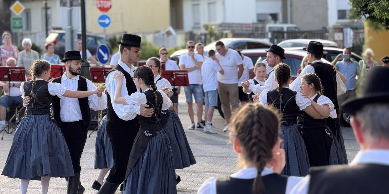 Ledöntöttük Vörösvár idei májusfáját