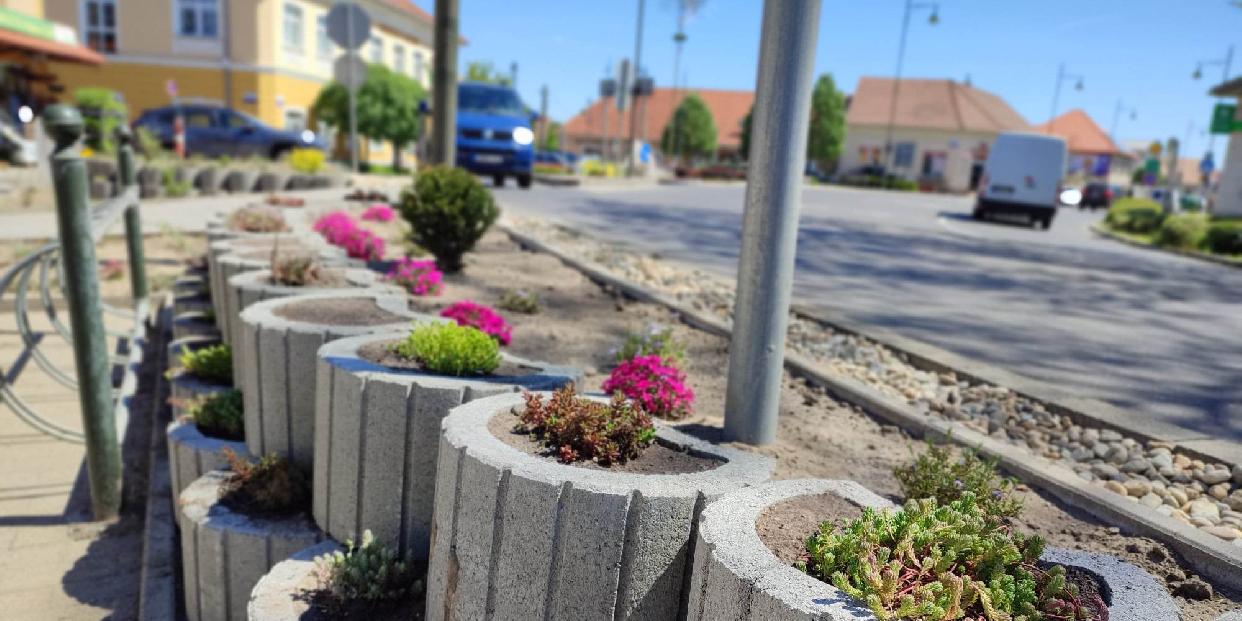 Mutatjuk a Fő utca két új "lépcsős" ágyását