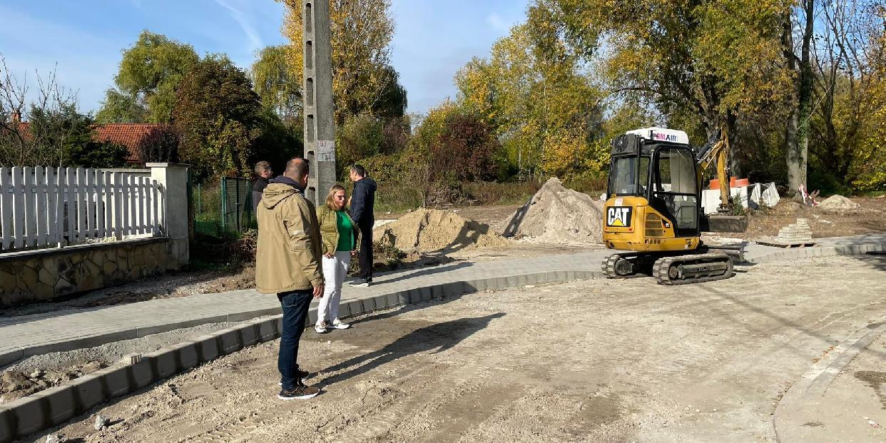 Végéhez közeledik a járdaépítés a Mátyás király utcában, hamarosan fák is kerülnek a területre