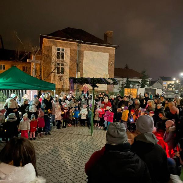 Fellobbant az első gyertya a város adventi koszorúján