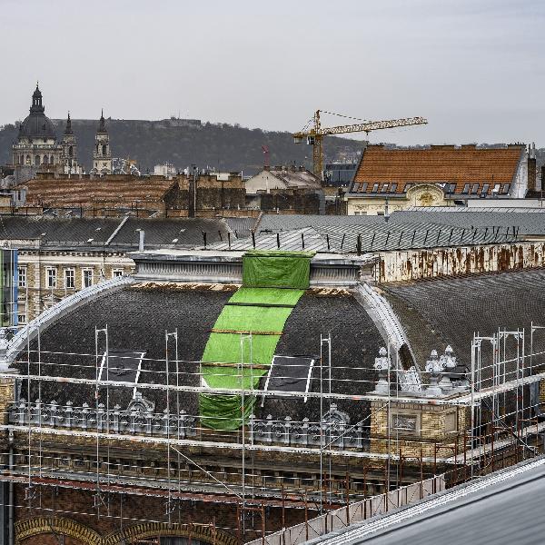 A szeptemberi tanévkezdésre birtokba vehetik az utasok a Nyugati pályaudvar felújított vágánycsarnokát