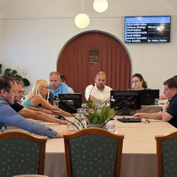 Képviselő-testületi ülést tartunk csütörtök délután Vörösváron - meghívó 