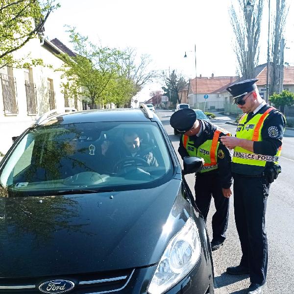 Csokitojást kaptak a szabálykövető autósok Pilisvörösváron