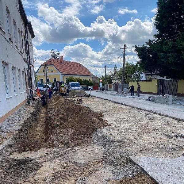  Biztonságosabb környezet, több fa és zöldterület hamarosan a Templom téri iskolánál