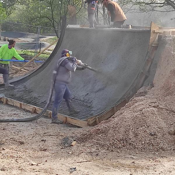 Elkezdődött az izgalmas ívek, idomok betonozása görpályán