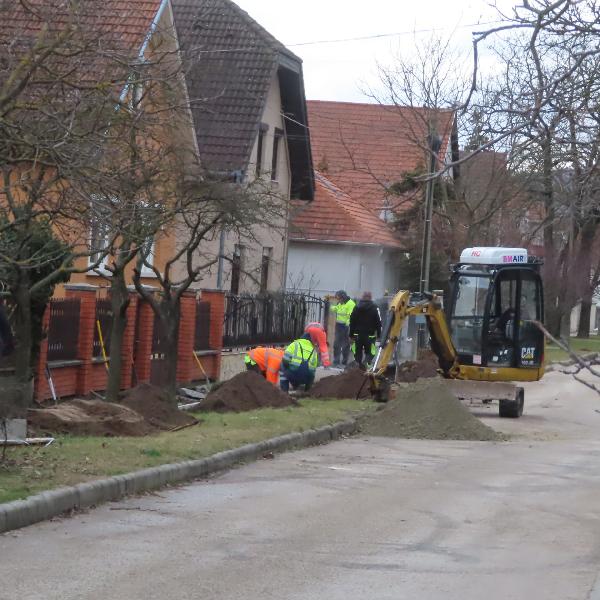 Elkezdődött a járdaépítés a Petőfi Sándor utcában