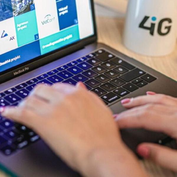 Laptopokra és képzésekre pályázhatnak iskolák a 4iG Alapítvány programjában