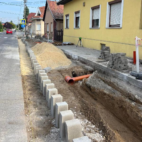  Elkezdték az árkok fedését és a parkolók kialakítását a Szabadság utca elején