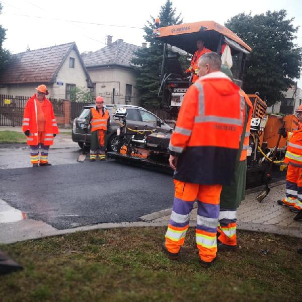 Elkezdődött az aszfaltozás