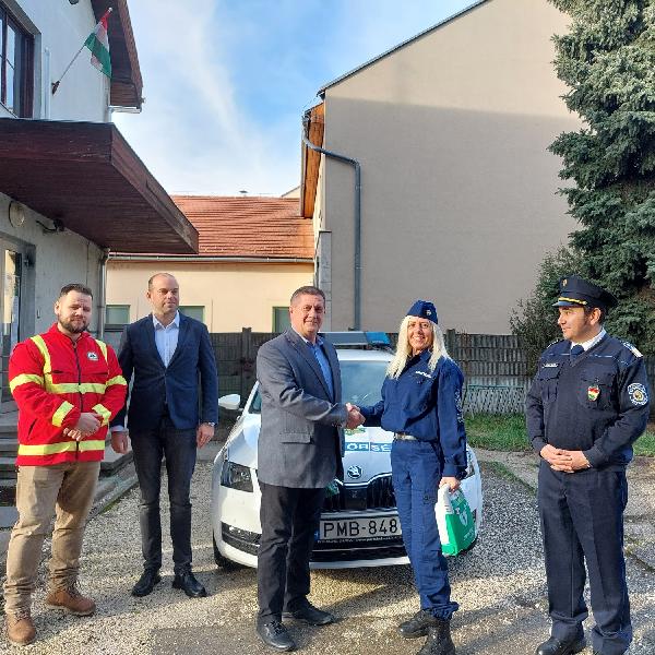 Félautomata defibrillátort kaptak a pilisvörösvári rendőrök