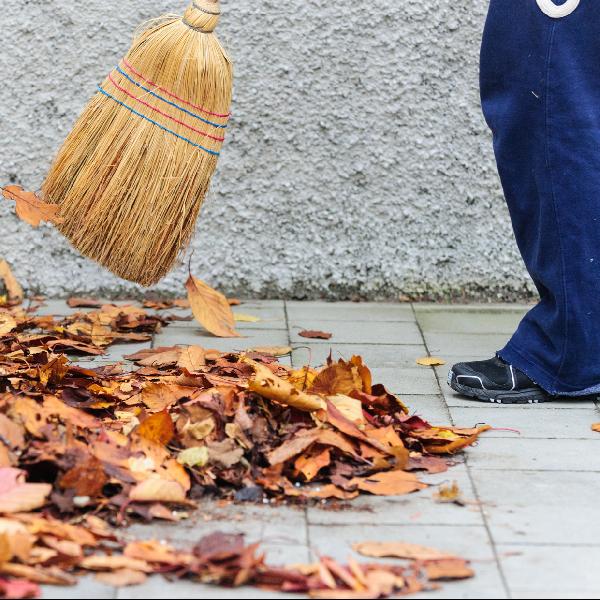 Takarítsa le a járdát háza előtt, nehogy baleset történjen