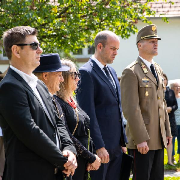 Koszorúzás a magyar hősök emlékünnepén Pilisvörösváron - galéria