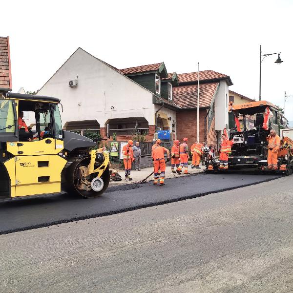 Egy éve kezdődött a 10-es út felújítása