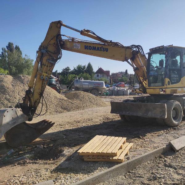 Épül a parkoló, a sétány, zajlik a tereprendezés a Búcsú téren