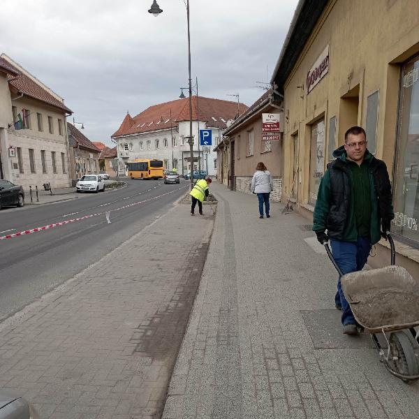 Megtisztították a járdákat és parkolókat a Fő utca páratlan oldalán - képekkel